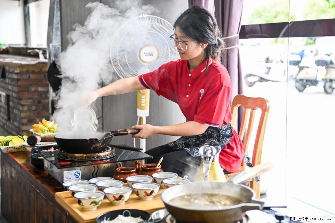 全网追的“扁担女孩”,找了一份暑假工,时薪12元 - 黄山生活资讯 - 黄山28生活网 huangshan.28life.com